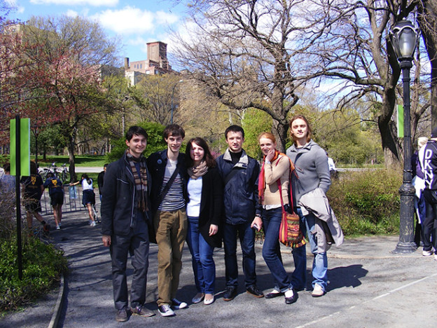 estudiantes en el central parc nueva york - donde-estudiar-medicina